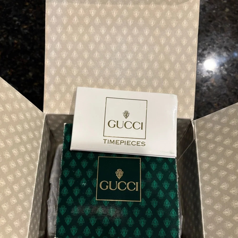 Gucci Gold Timepiece with Interchangeable Bezels - Picture 7 of 9